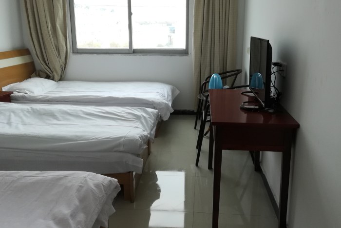 潜山县中心城区/万家公寓/三人间  室 人 床距您直线2.