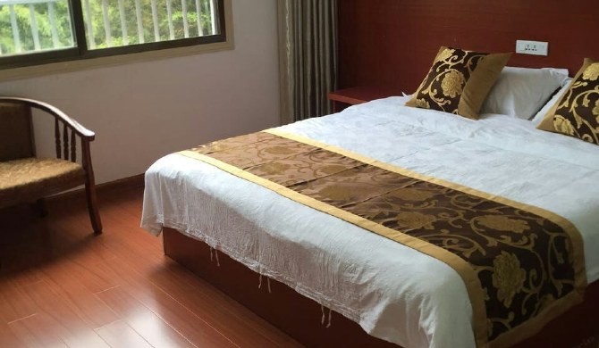 罗田薄刀峰紫雾山庄豪华大床房