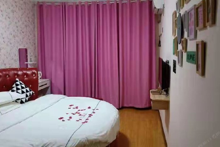 宽松取消保障新手立减品牌民宿酒店式标准凯里凯华公寓圆床房  室 人