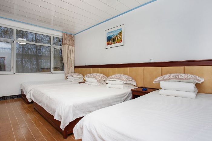 宽松取消保障品牌民宿酒店式标准冰峪沟公园冰峪三人间  室 人 床距您