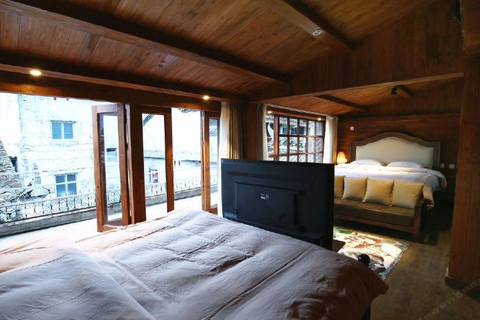 无接触入住品牌民宿酒店式标准凤凰古城内五室一厅套房  室     人 床