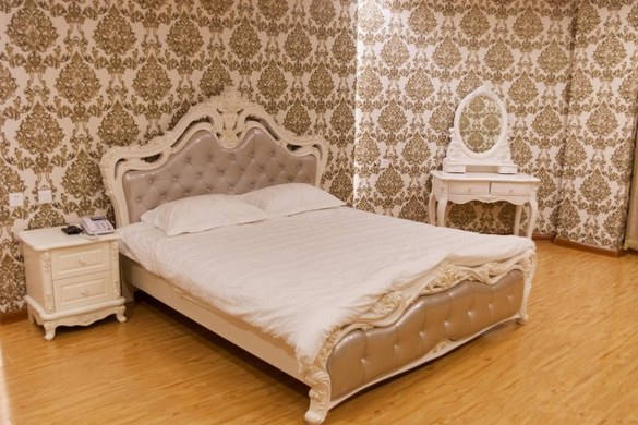 泰安泰山泰安市灵山大街与校场街交叉口北五十米路东