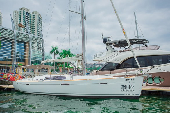 三亚市区鸿洲码头酒店式公寓地址:三亚鸿洲游艇会法国进口博纳多帆船