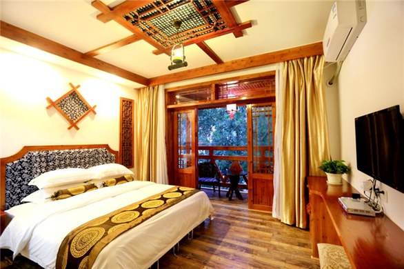 张家界住宿 武陵源区住宿 张家界武陵源民族特色客栈阳台大床房