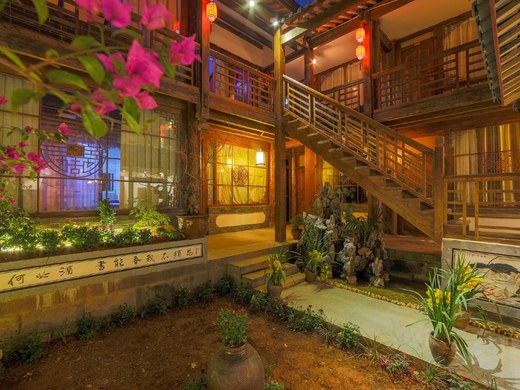 丽江想来连锁客栈二楼纳西特色大床房