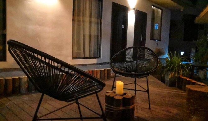 《逅院民宿》大雅大俗落地窗大床房