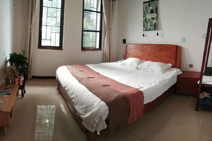 5折三道堰青果民宿大床房  室    人 床距您直线3.3km 168 连住优惠